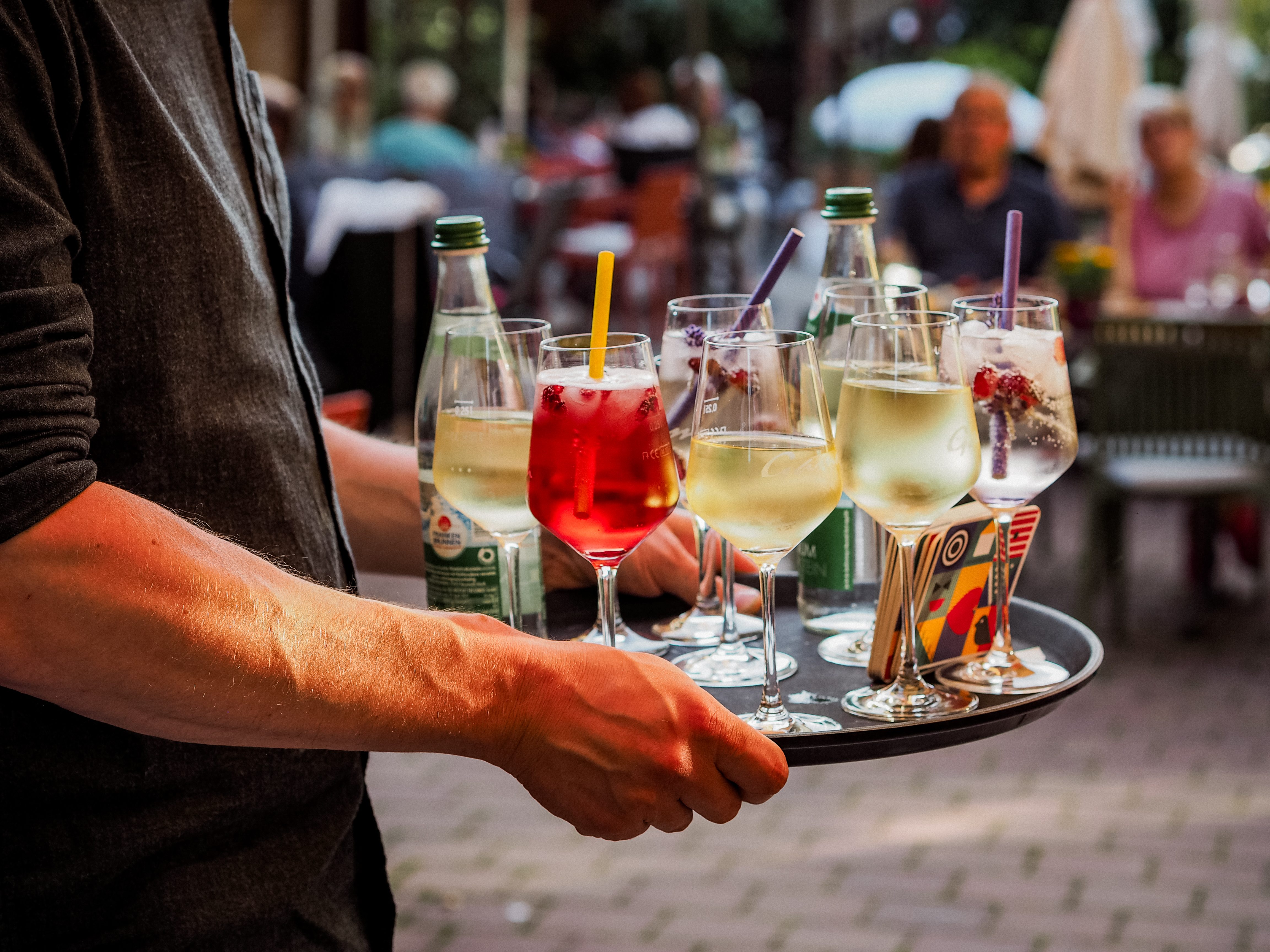 Tablet mit unterschiedleichen Weinen