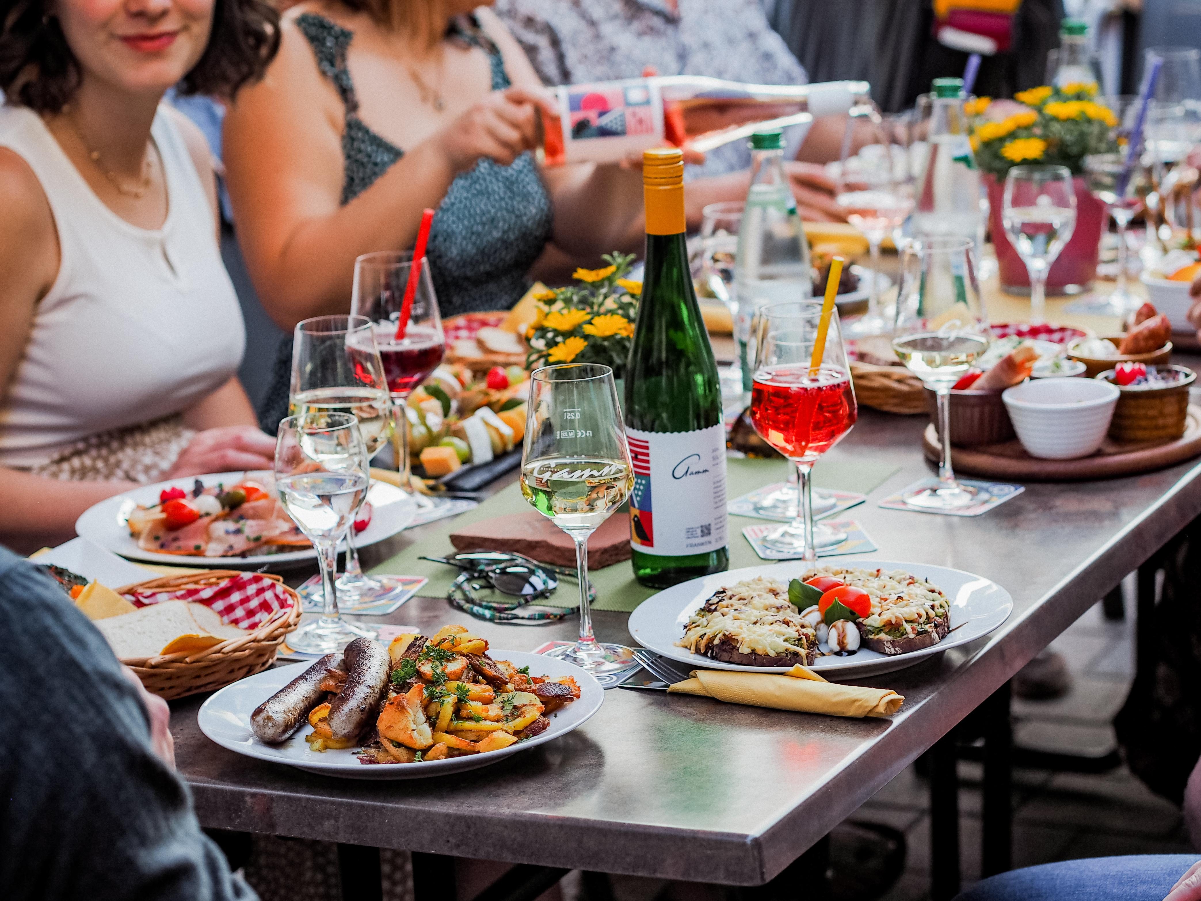 Gedeckter Tisch mit Weinflasche und Gläsern