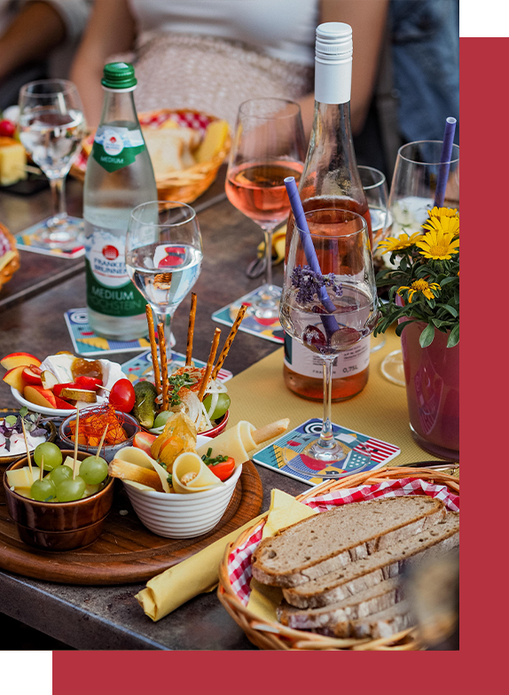 Gedeckter Tisch mit Weinflasche und Gläsern